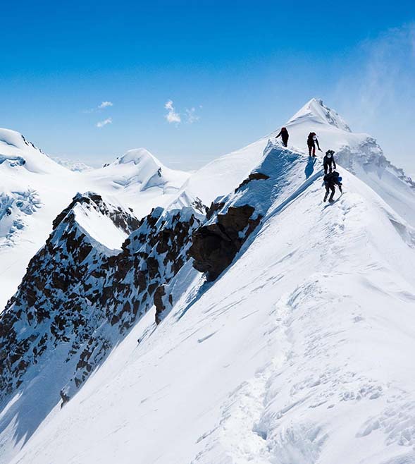 Person på bergstopp med utsikt över landskap – symbol för hållbar tillväxt, framtidstro och affärsstrategi