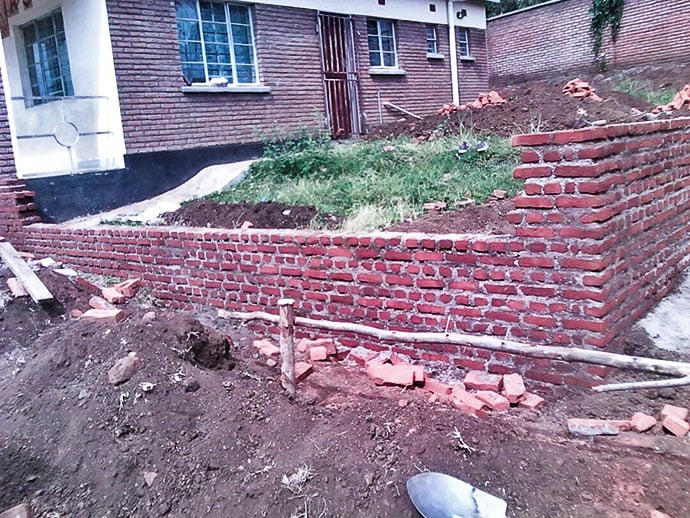 Foto costruzione asilo in Malawi