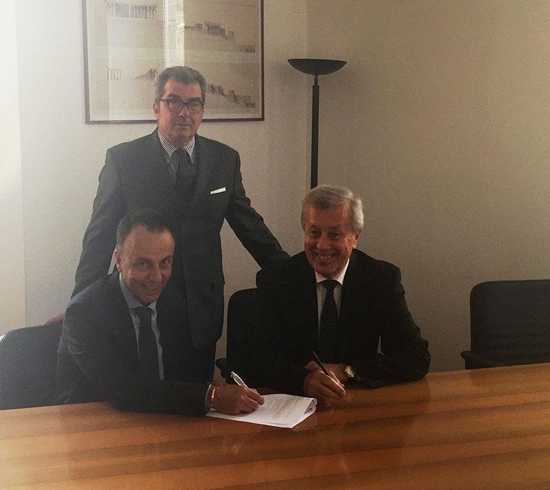 Nella foto il momento della firma dell’accordo tra Marco Cevolani, responsabile IT e Controllo di gestione e Anthony Cecil Wright